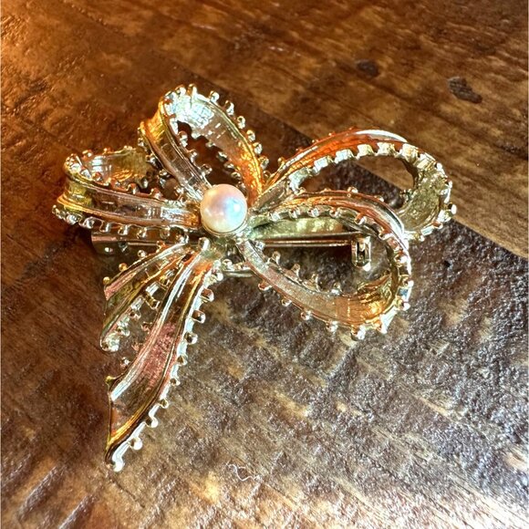 Vintage 1980s Gold-Tone Bow Brooch With Faux Pearl Accent Delicate Coquette - Picture 7 of 7